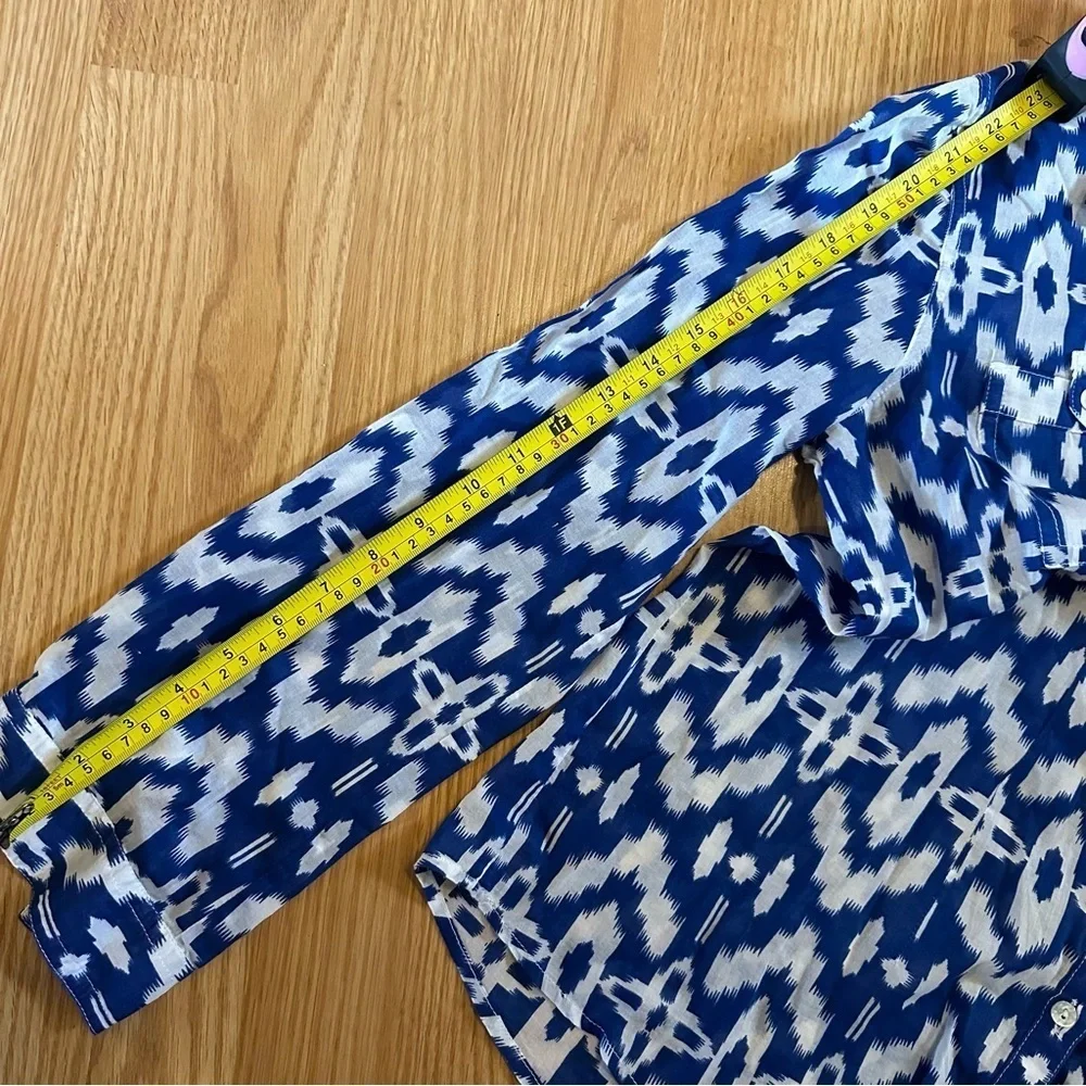 Chico’s size 0 blue white button down long  roll tab sleeves cotton tribal Aztec